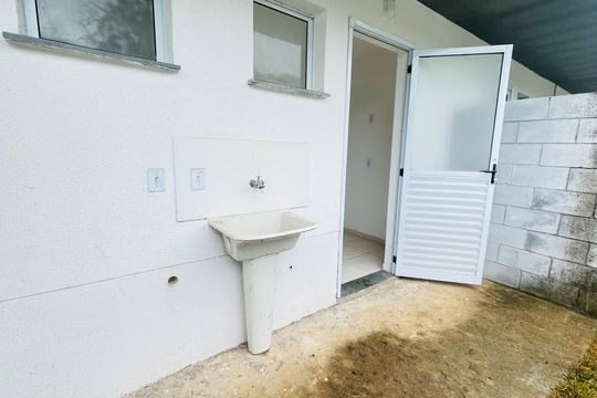 Área de serviço de casa de condomínio para alugar com 2 quartos, 61m² em Jardim Sandra, Cotia