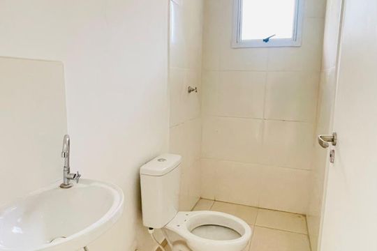 Banheiro de casa de condomínio para alugar com 2 quartos, 61m² em Jardim Sandra, Cotia