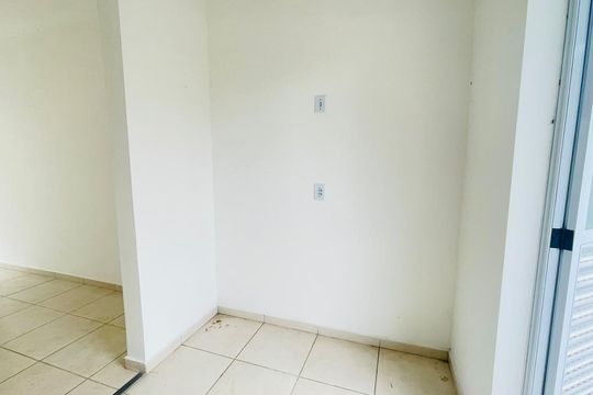 Cozinha de casa de condomínio para alugar com 2 quartos, 61m² em Jardim Sandra, Cotia