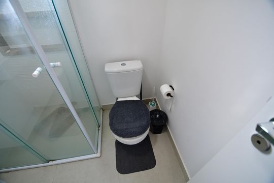 Banheiro de kitnet/studio para alugar com 1 quarto, 46m² em Centro, Campinas