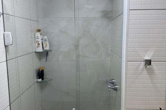 Banheiro de apartamento à venda com 3 quartos, 142m² em Maria Paula, Niterói