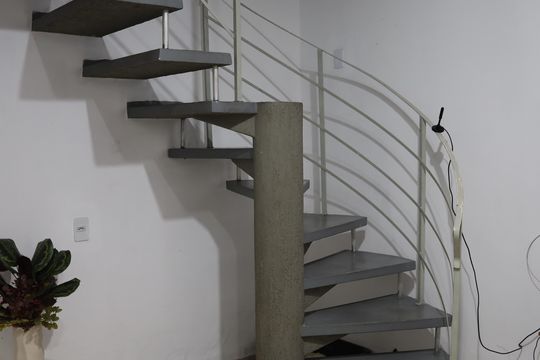 Escada de casa à venda com 2 quartos, 134m² em Parque dos Camargos, Barueri