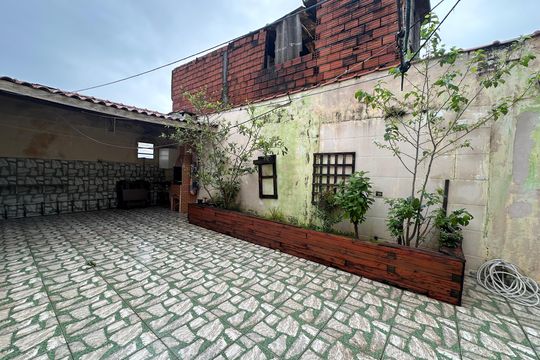 Quintal de casa à venda com 2 quartos, 134m² em Parque dos Camargos, Barueri