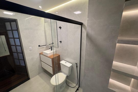 Banheiro de apartamento para alugar com 2 quartos, 74m² em Aparecida, Santos