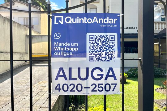 Plaquinha instalada  de apartamento para alugar com 1 quarto, 50m² em Jardim Oriental, São Paulo