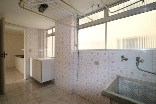 Área e banheiro de serviço  de apartamento à venda com 2 quartos, 83m² em Vila Romana, São Paulo