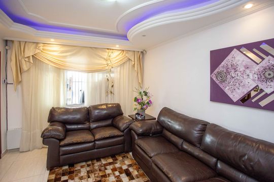 Sala de TV de casa à venda com 4 quartos, 207m² em Vila Nogueira, Diadema