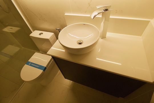 Banheiro - Detalhe de apartamento para alugar com 1 quarto, 33m² em Centro, Curitiba