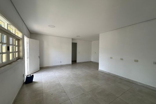 Casa à venda com 4 quartos, 180m² em Jardim dos Camargos, Barueri