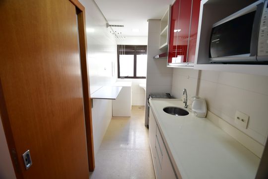 Cozinha de apartamento para alugar com 1 quarto, 57m² em Cambuí, Campinas