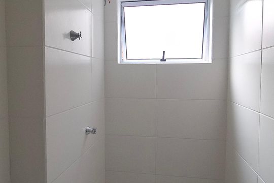Banheiro de apartamento à venda com 2 quartos, 48m² em Santa Cândida, Curitiba