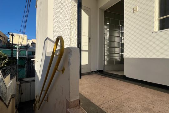 Área externa de casa para alugar com 8 quartos, 150m² em Alto Barroca, Belo Horizonte