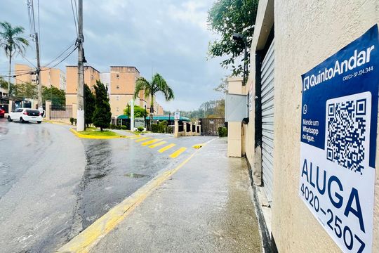 Fachada com placa de apartamento para alugar com 2 quartos, 45m² em Jardim Central, Cotia