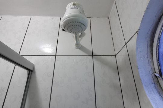 Banheiro de casa para alugar com 3 quartos, 36m² em Gamboa, Cabo Frio