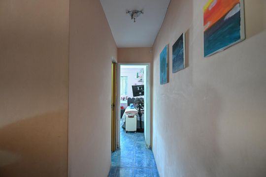 Corredor de casa à venda com 2 quartos, 110m² em Jardim Roni, São Paulo