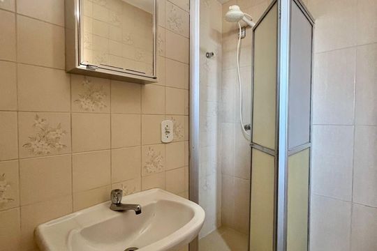 Banheiro de apartamento à venda com 1 quarto, 42m² em Vila Lidia, Campinas