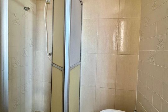 Banheiro de apartamento à venda com 1 quarto, 42m² em Vila Lidia, Campinas