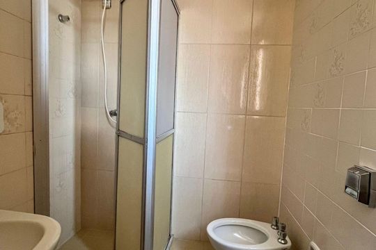 Banheiro de apartamento à venda com 1 quarto, 42m² em Vila Lidia, Campinas