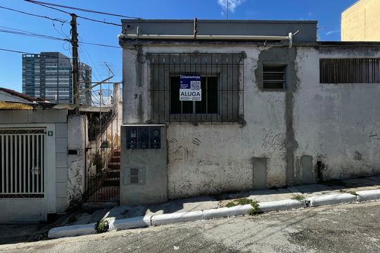 Fachada+Placa  de casa para alugar com 1 quarto, 50m² em Vila Granada, São Paulo