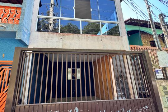 Fachada de casa para alugar com 2 quartos, 80m² em Parque Isaac Pires, Cotia