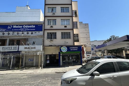 Fachada + placa de apartamento à venda com 1 quarto, 43m² em Méier, Rio de Janeiro