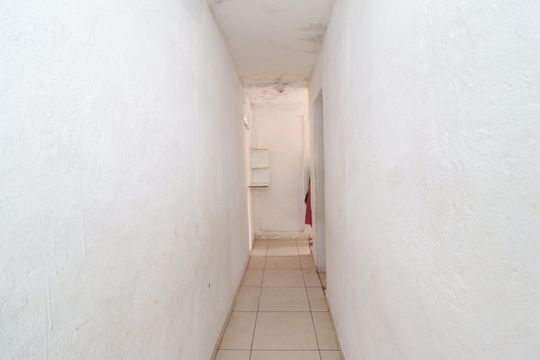 Corredor de casa para alugar com 1 quarto, 40m² em Conjunto Habitacional Castro Alves, São Paulo