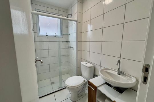 Banheiro de apartamento para alugar com 2 quartos, 45m² em Taquara, Rio de Janeiro
