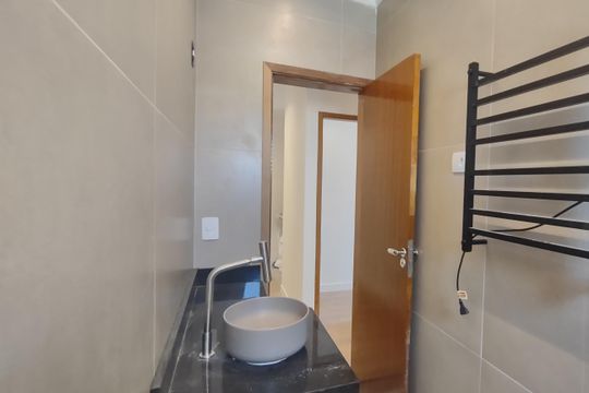 Banheiro de apartamento à venda com 2 quartos, 52m² em Nova Gerti, São Caetano do Sul