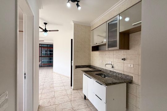 Cozinha de apartamento para alugar com 3 quartos, 90m² em Jardim Las Palmas, Guarujá