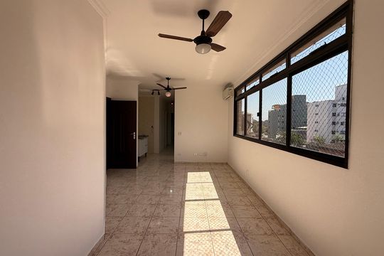 Sala de apartamento para alugar com 3 quartos, 90m² em Jardim Las Palmas, Guarujá