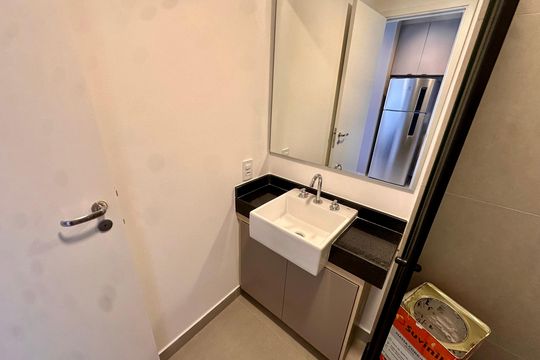 Banheiro de kitnet/studio para alugar com 1 quarto, 27m² em Jardim das Acacias, São Paulo