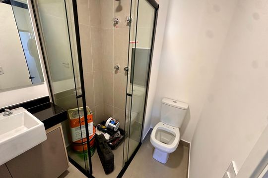 Banheiro de kitnet/studio para alugar com 1 quarto, 27m² em Jardim das Acacias, São Paulo