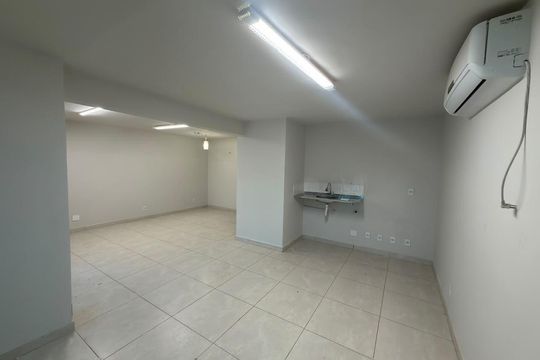 Sala integrada com cozinha de kitnet/studio para alugar com 1 quarto, 49m² em Cln 116, Brasília