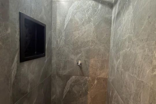 Banheiro de kitnet/studio para alugar com 1 quarto, 49m² em Cln 116, Brasília
