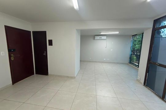 Sala integrada com cozinha de kitnet/studio para alugar com 1 quarto, 49m² em Cln 116, Brasília