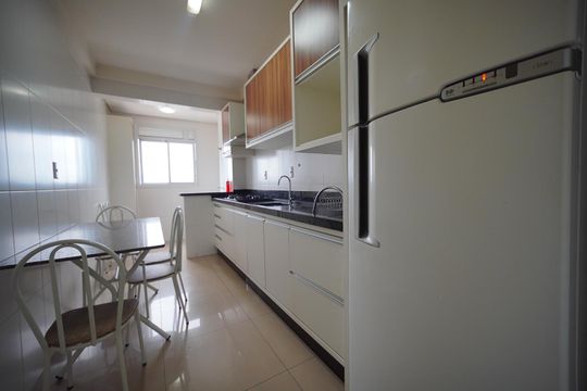 Cozinha  de apartamento para alugar com 2 quartos, 76m² em Barreiros, São José