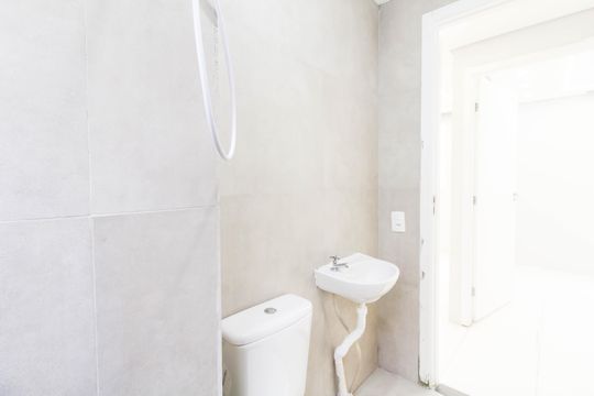 Banheiro de apartamento à venda com 2 quartos, 45m² em Rio Branco, Canoas
