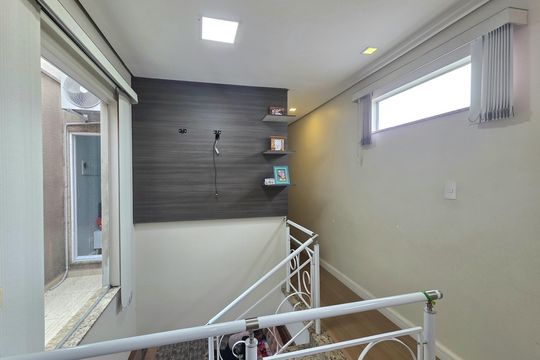 Corredor de casa à venda com 3 quartos, 137m² em Vila Francisco Matarazzo, Santo André