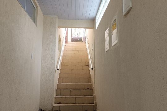 CORREDOR ESCADA A AREA DE SERVICO de apartamento para alugar com 2 quartos, 60m² em São Marcos, Macaé