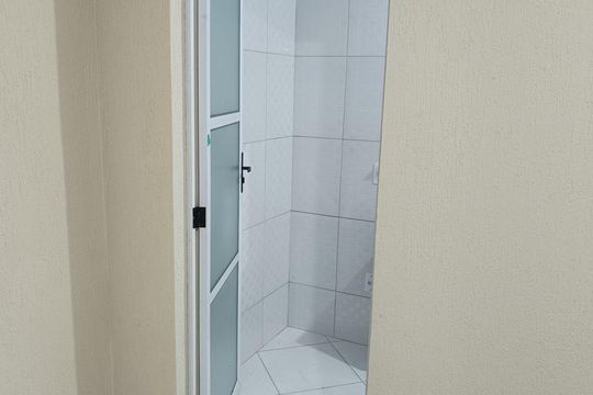 CORREDOR DE QUARTO 1 SUITE A BANHEIRO 1 SUITE de apartamento para alugar com 2 quartos, 60m² em São Marcos, Macaé