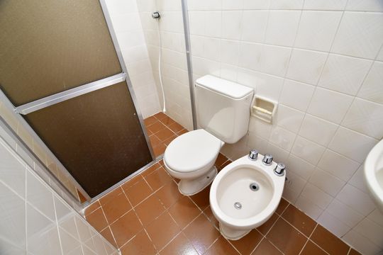 Banheiro Social de apartamento à venda com 2 quartos, 65m² em Cambuí, Campinas