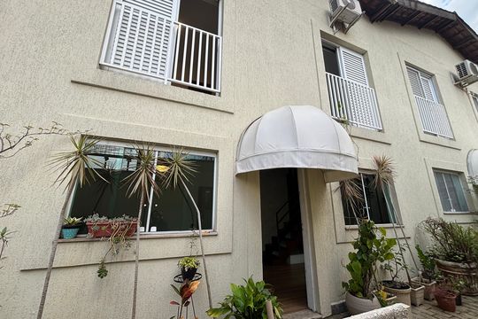 Fachada  de casa para alugar com 3 quartos, 120m² em Vila Madalena, São Paulo