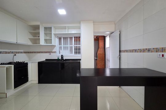 Sala de casa de condomínio para alugar com 2 quartos, 55m² em Vila Assuncao, Praia Grande