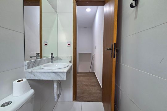 Banheiro de casa de condomínio para alugar com 2 quartos, 55m² em Vila Assuncao, Praia Grande