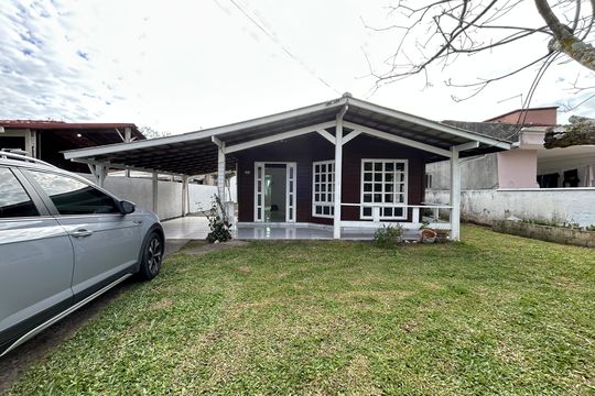 Fachada de casa para alugar com 3 quartos, 150m² em Campeche Central, Florianópolis