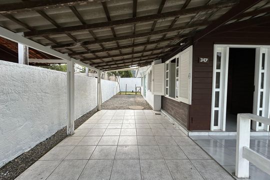 Garagem de casa para alugar com 3 quartos, 150m² em Campeche Central, Florianópolis