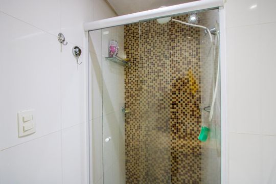 Banheiro de apartamento à venda com 2 quartos, 51m² em Vila Homero Thon, Santo André