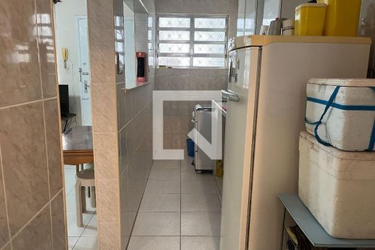 Cozinha de apartamento para alugar com 2 quartos, 56m² em Gonzaga, Santos