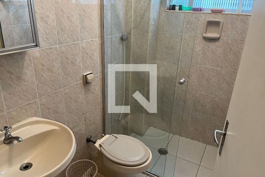 Banheiro de apartamento para alugar com 2 quartos, 56m² em Gonzaga, Santos