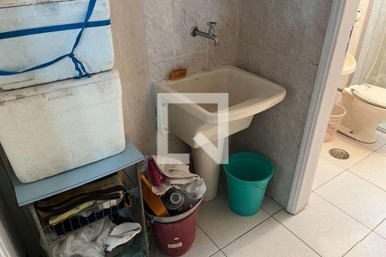 Área de serviço de apartamento para alugar com 2 quartos, 56m² em Gonzaga, Santos